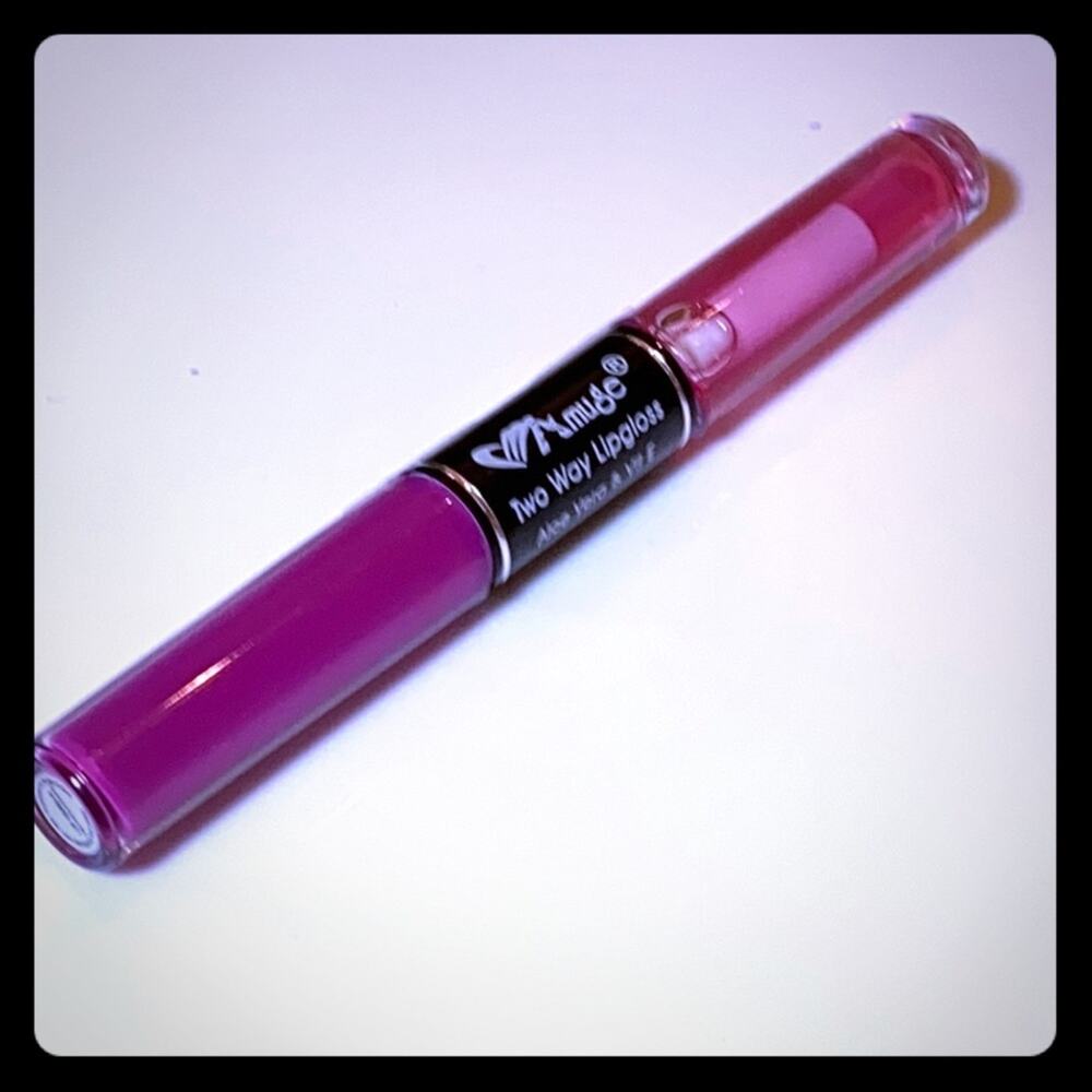 NEW Amuse 2-Way LIP GLOSS DUO Aloe Vera Vitamin E Purple Color & Shine 6280-5